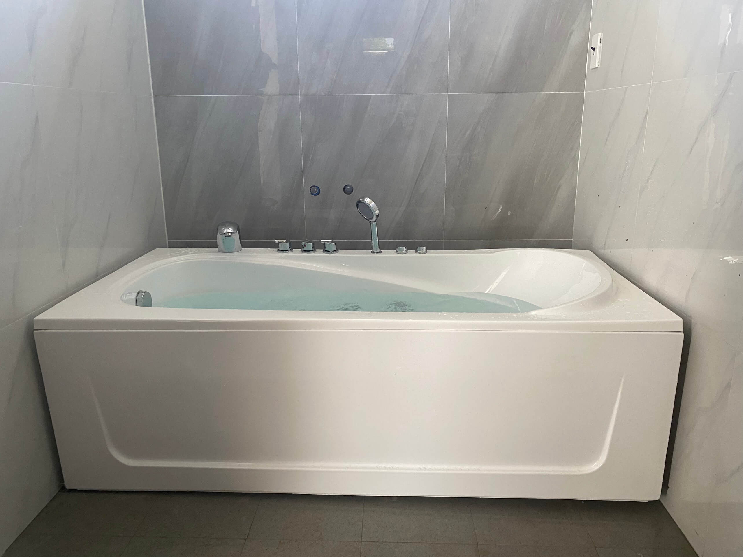 Bồn tắm được lắp đặt như dạng độc lập trong spa